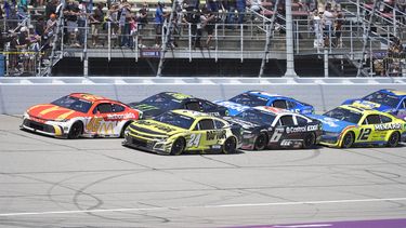 Tyler Reddick lidera el grupo en un reinicio en tiempo extra durante una carrera de autos de la NASCAR Cup Series en Michigan International Speedway, el lunes 19 de agosto de 2024, en Brooklyn, Michigan. (AP Foto(/Carlos Osorio)