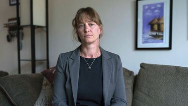 Jenna Norton, que trabaja como investigadora en los Institutos Nacionales de Salud de EEUU, posa para una fotografía durante una entrevista con The Associated Press en Bethesda, Maryland, el viernes 6 de junio de 2025. (AP Foto/Jose Luis Magana)
