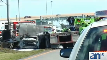 americateve | Dos violentos accidentes en la autopista Turnpike que involucraron a rastras y autos más pequeños crearon un tremendo caos y paralizaron por horas el tráfico en sectores de Miramar y Hialeah Gardens.