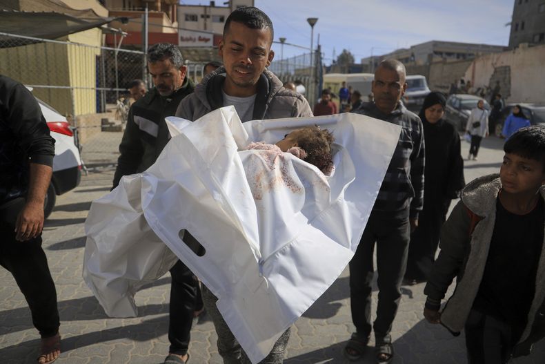 Hosam Seiam lleva el cuerpo de su sobrina Ahlam Seiam, quien en unos días cumplía un año, al Hospital Nasser, luego de su hogar fue impactado por un ataque aéreo israelí durante la noche, en Jan Yunis, el miércoles 16 de abril de 2025. (AP Foto/Mariam Dagga)