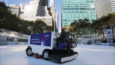 americateve | La pista de patinaje en el parque Bryant de Nueva York es alisada el domingo 10 de noviembre del 2013. El s&aacute;bado por la noche un joven hiri&oacute; a tiros a dos personas all&iacute;. (AP Foto/Peter Morgan)