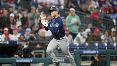 Jarred Kelenic de los Marineros de Seattle reacciona tras conectar un jonrón frente al abridor de los Filis de Filadelfia Bailey Falter en el quinto episodio del encuentro del martes 25 de abril del 2023. (AP Foto/Matt Slocum)
