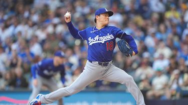 El pitcher de los Dodgers de Los Ángeles Yoshinobu Yamamoto lanza la segunda entrada ante los Cerveceros de Milwaukee el domingo 24 de mayo del 2026. (AP Foto/Kayla Wolf)