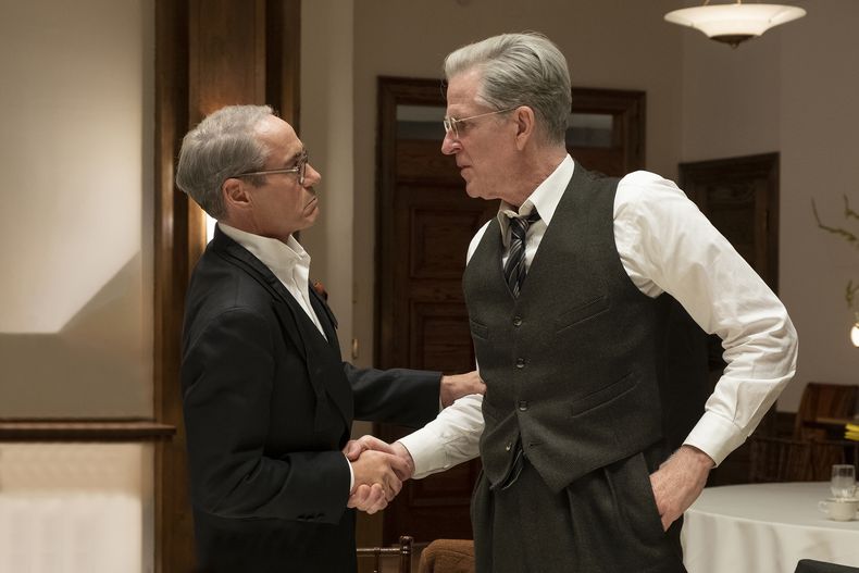 Robert Downey Jr como Lewis Strauss, izquierda, y Matthew Modine como Vannevar Bush en una escena de Oppenheimer. (Universal Pictures vía AP)