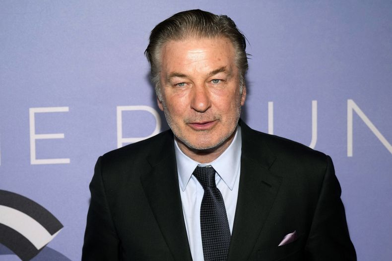 ARCHIVO - Alec Baldwin asiste a la gala anual de la Compañía de Teatro Roundabout en Ziegfeld Ballroom el 6 de marzo de 2023, en Nueva York. Las autoridades tributarias de Nuevo México negaron en abril una solicitud de incentivos fiscales por valor de hasta 1,6 millones a Rust Movie Productions, según documentos obtenidos por The Associated Press. (Foto Charles Sykes/Invision/AP, archivo)