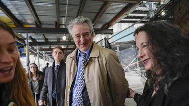 El excurador del Salón de la Fama del Rock & Roll Craig Inciardi sonríe al salir de la corte el miércoles 6 de marzo de 2024, en Nueva York. Fiscales de Nueva York retiraron abruptamente los cargos en un caso penal contra tres hombres acusados de retener e intentar vender hojas supuestamente robadas con la letra escrita a mano de Hotel California y otros éxitos de Eagles. (Foto AP/Mary Altaffer)