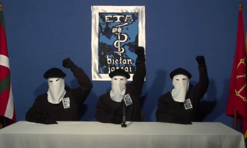 Miembros de ETA durante una declaración en 2011,&nbsp; cuando la organización separatista vasca anunció un alto el fuego permanente.