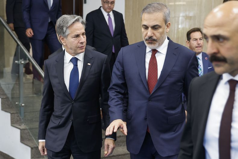 El secretario de Estado estadounidense Antony Blinken, izquierda, camina junto al canciller turco Hakan Fidan el lunes 6 de noviembre de 2023, en Ankara. (Jonathan Ernst/Foto compartida vía AP)