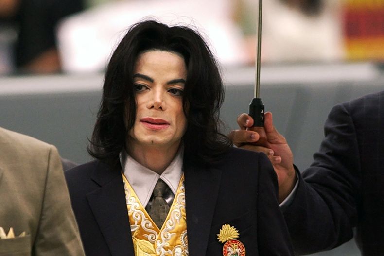 ARCHIVO - Michael Jackson llega al juzgado del condado de Santa Bárbara para su juicio por abuso de menores en Santa María, California, el 25 de mayo de 2005. El miércoles 26 de julio de 2023, un tribunal de apelaciones de California considerará revivir las demandas desestimadas de dos hombres que alegan Michael Jackson abusó sexualmente de ellos cuando eran niños durante años, una medida que parece probable que tome el tribunal después de una decisión tentativa que ordenaría que los casos vuelvan a un tribunal inferior para ser juzgados. (Aaron Lambert/Santa Maria Times vía AP, Pool)