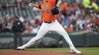 Tyler Wells, abridor de los Orioles de Baltimore, hace un lanzamiento en el juego del sábado 13 de mayo de 2023, ante los Piratas de Pittsburgh (AP Foto/Jess Rapfogel)