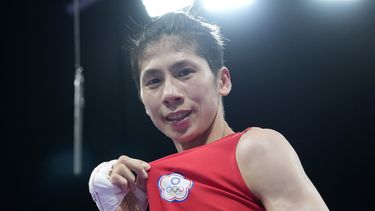 La taiwanese Lin Yu-ting celebra tras vencer a la búlgara Svetlana Staneva en el combate de los 57 kilogramos del boxeo femenino de los Juegos Olímpicos de París, el domingo 4 de agosto de 2024, en Villepinte, France. (AP Foto/Ariana Cubillos)