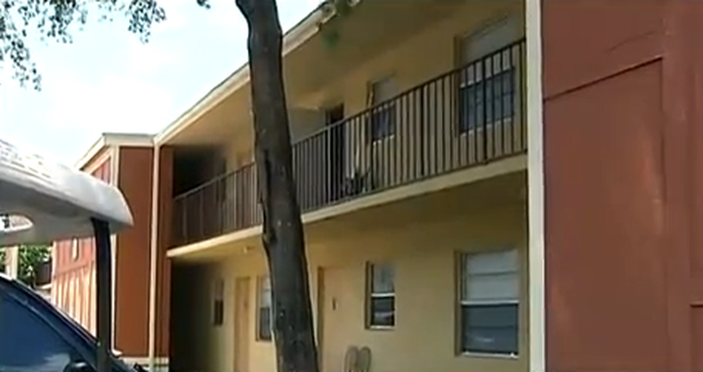 Fue arrestado un hombre acusado de tener un prostíbulo en un edificio residencial en Pembroke Pines . 5 mujeres y un cliente fueron también arrestados.