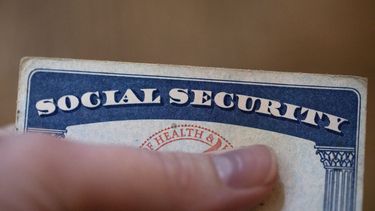ARCHIVO – En la imagen, una tarjeta de seguridad social, el 12 de octubre de 2021, en Tigard, Oregon. (AP Foto/Jenny Kane, Archivo)