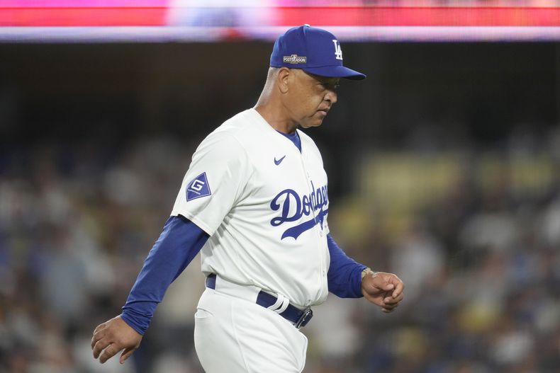 El mánager de los Dodgers de Los Ángeles, Dave Roberts, regresa al dugout después de hacer un cambio de pitcheo durante la séptima entrada en el Juego 2 de una Serie Divisional de la Liga Nacional contra los Padres de San Diego, el domingo 6 de octubre de 2024, en Los Ángeles. (AP Foto/Ashley Landis)