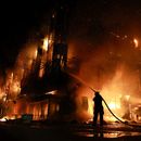 Un trabajador de rescate combate un incendio en el centro de operaciones financieras Intrade tras un ataque de dron ruso en Zaporiyia, Ucrania, el lunes 21 de septiembre de 2026. (AP Foto/Kateryna Klochko)