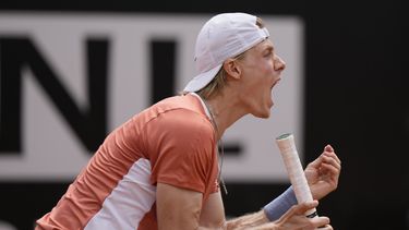 Shapovalov gana en Italia pese a penalización