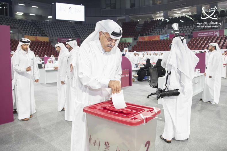 En esta imagen publicada por la agencia estatal de noticias de Qatar, un ciudadano vota en una consulta adelantada sobre si suprimir las votaciones limitadas a escaños legislativos en Doha, Qatar, el martes 5 de noviembre de 2024. (Agencia de Noticias de Qatar via AP)