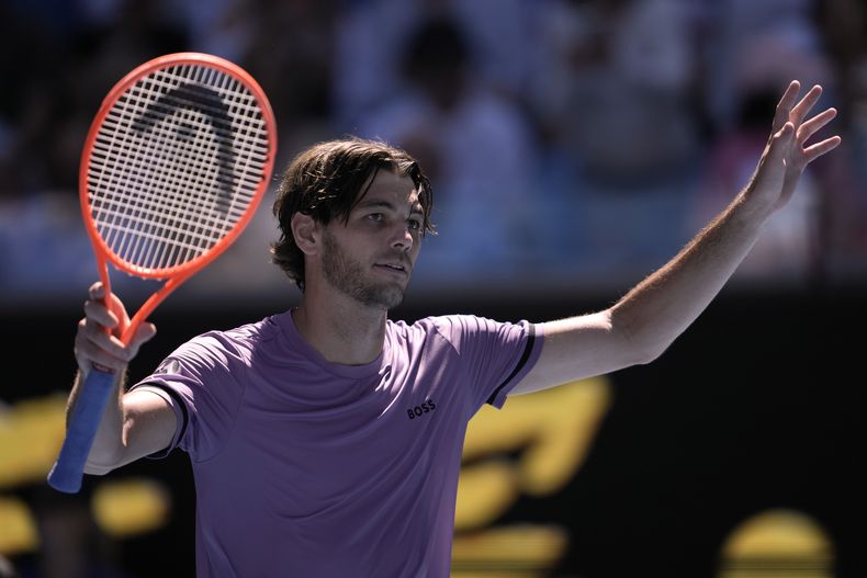 El estadounidense Taylor Fritz celebra tras vencer al chileno Cristian Garin en la segunda ronda del Abierto de Australia el jueves 16 de enero del 2025. (AP Foto/Ng Han Guan)