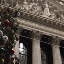 Un árbol de Navidad frente a la Bolsa de Valores de Nueva York, el lunes 11 de diciembre de 2023, en Nueva York. (AP Foto/Yuki Iwamura)