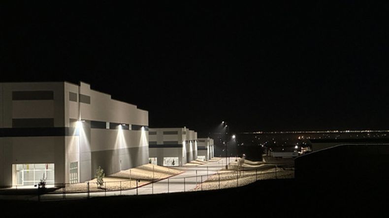 ARCHIVO – Un enorme almacén de 252.000 metros cuadrados (826.780 pies cuadrados) el 12 de febrero de 2026, en el suburbio de Socorro, en El Paso, Texas, adquirido recientemente por el Departamento de Seguridad Nacional de Estados unidos por 122.8 millones de dólares. (AP Foto/Morgan Lee, Archivo)