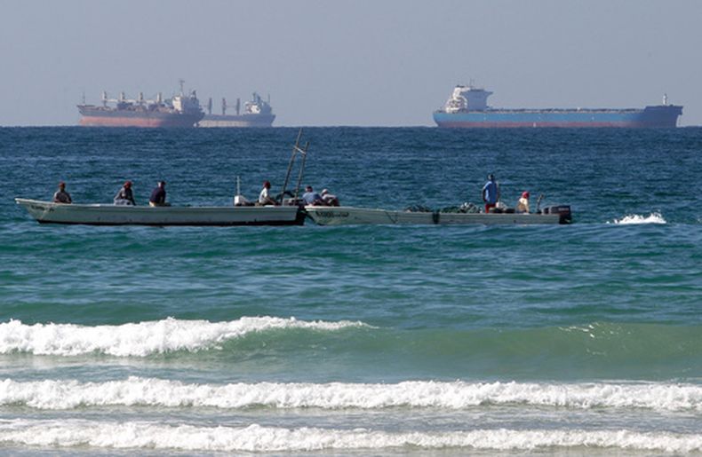 ARCHIVO - Pescadores trabajan ante un petrolero en el sur del estrecho de Ormuz el 19 de enero de 2012, ante la costa de la localidad de Ras Al Khaimah en Emiratos Árabes Unidos. (AP Foto/Kamran Jebreili, Archivo)