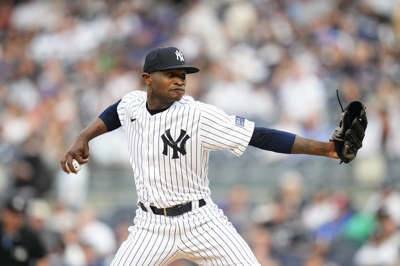 ARCHIVO - Foto del 25 de julio del 2023, el pitcher de los Yanquis de Nueva York Domingo Germán lanza en el juego ante los Mets. El lunes 6 de noviembre del 2023, los Yanquis cortan a Germán cinco meses después de su juego perfecto. (AP Foto/Frank Franklin II, Archivo)