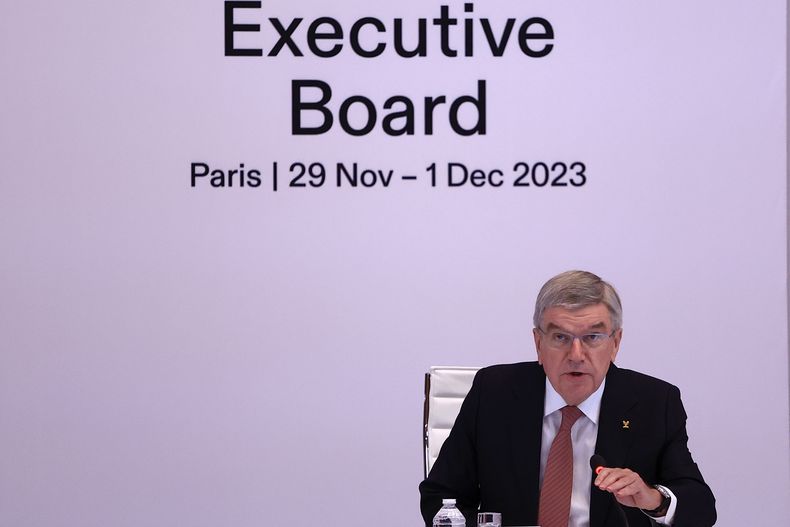 El presidente del COI Thomas Bach durante una reunión de la comisión ejecutiva, el miércoles 29 de noviembre de 2023, en París. (AP Foto/Aurelien Morissard)