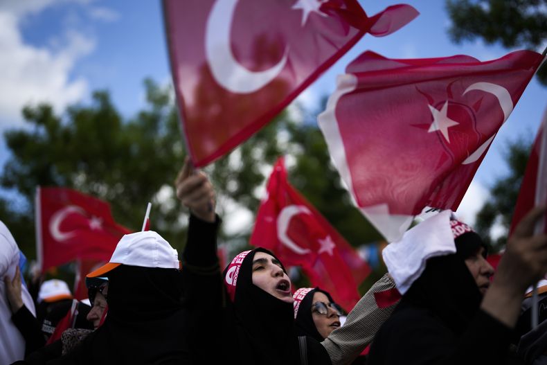 Simpatizantes del presidente turco Recep Tayyip Erdogan asisten a un evento de campaña en Estambul, Turquía, el sábado 27 de mayo de 2023. (AP Foto/Khalil Hamra)