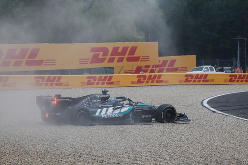 El británico George Russell de la escudería Mercedes, hace un trompo tras una colisión con Lewis Hamilton en el Gran Premio de Bélgica el domingo 19 de julio del 2026. (AP Foto/Geert Vanden Wijngaert)