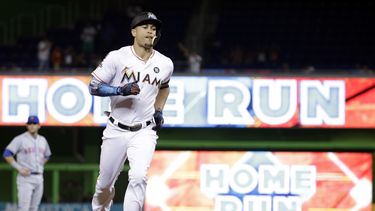 Stanton batea su 55to jonrón; Marlins aplastan a Mets