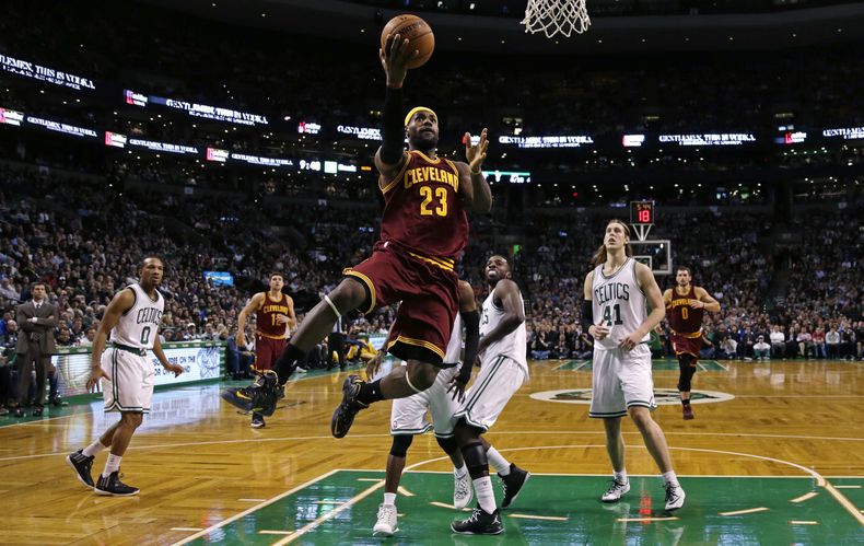 El alero de los Cavaliers de Cleveland LeBron James (23) se enfila a la canasta en el partido contra los Celtics de Boston en el partido del viernes 14 de noviembre de 2014. (Foto AP/Charles Krupa)