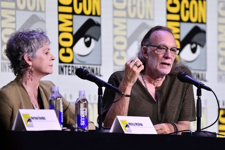 ARCHIVO - Melissa McBride, a la izquierda, y Greg Nicotero asisten a un panel de The Walking Dead: Daryl Dixon durante la Comic-Con International en San Diego el 25 de julio de 2025. (Foto Richard Shotwell/Invision/AP, archivo)