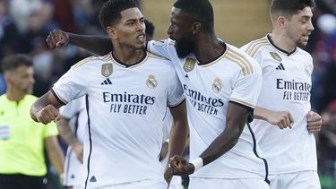 Jude Bellingham del Real Madrid celebra con su compañero Antonio Rudiger tras anotar el primer gol de su equipo en la victoria en el Clásico ante el Barcelona el sábado 28 de octubre del 2023. (AP Foto/Joan Monfort)