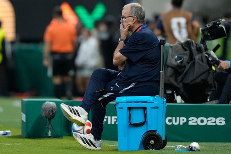 El técnico de Uruguay, el argentino Marcelo Bielsa, observa el partido de su equipo contra España por el Grupo H del Mundial, el viernes 26 de junio de 2026, en Guadalajara, México. (AP Foto/Natacha Pisarenko )