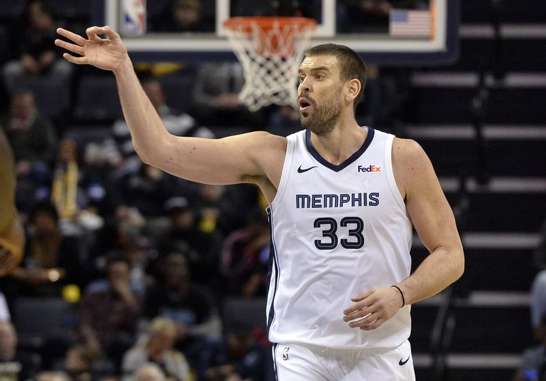 ARCHIVO - Fto del 23 de enero del 2019 Marc Gasol con los Grizzlies de Memphis ante los Hornets de Charlotte. El jueves 1 de febrero del 2021, los Grizzlies anuncian que retirarán su número 33 el 6 de abril. (AP Foto/Brandon Dill, Archivo)