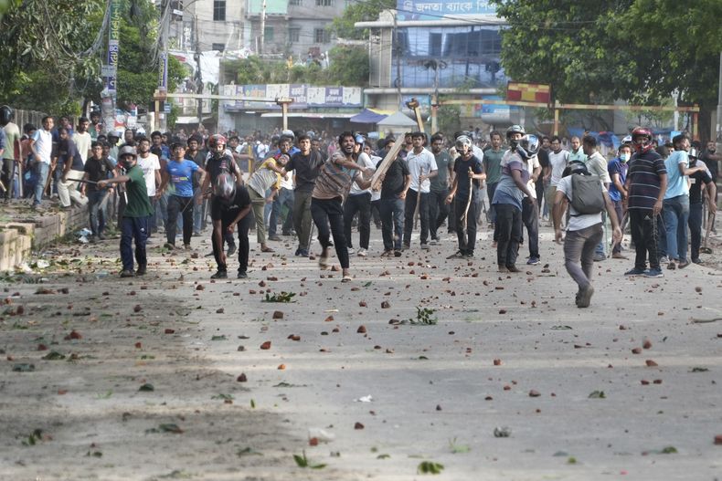 Estudiantes protestan por el sistema de cuotas en la Universidad de Jahangir Nagar, en Savar, a las afueras de Daca, Bangladesh, el 15 de julio de 2024. (AP Foto/Al-emrun Garjon)