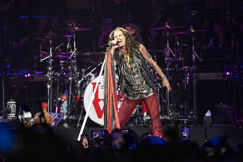 En esta imagen de archivo, Steven Tyler, de la banda Aerosmith, actúa en el inicio de su gira Peace Out: The Farewell Tour, el 2 de septiembre de2023, en el Wells Fargo Center en Filadelfia. (Foto de Amy Harris/Invision/AP, archivo)