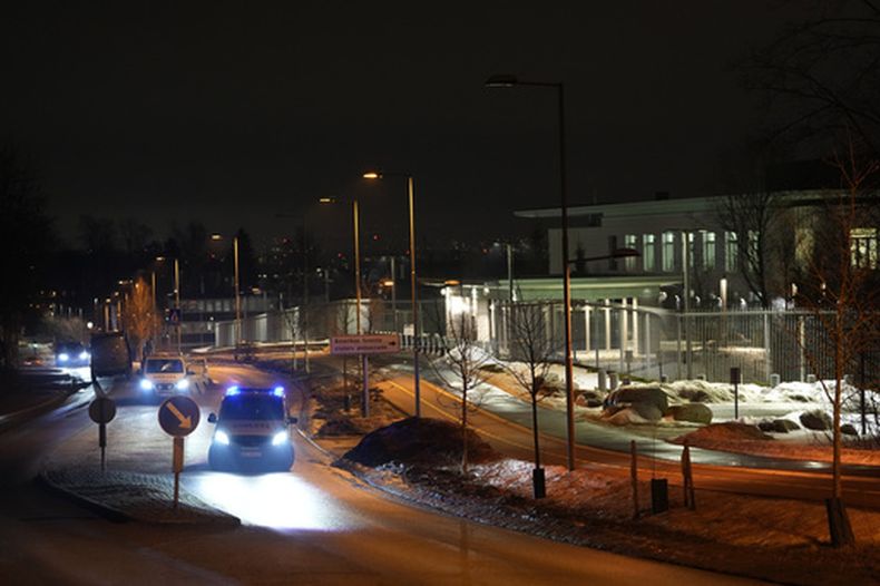Policía noruega ante la embajada estadounidense en Oslo, Noruega, la madrugada del domingo 8 de marzo de 2026. (Javad Parsa/NTB Scanpix via AP)