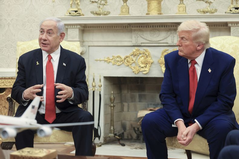 El primer ministro israelí Benjamin Netanyahu (izq) y el presidente estadounidense Donald Trump en su reunión en la Oficina Oval de la Casa Blanca en Washington el 7 de abril del 2025. (Pool via AP)