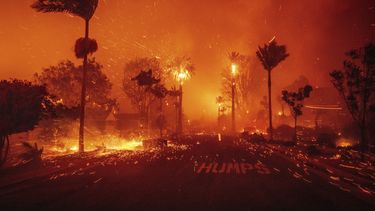 El incendio de Palisades arde en un vecindario en medio de fuertes vientos en el barrio de Pacific Palisades en Los Ángeles, el martes 7 de enero de 2025. (AP Foto/Ethan Swope)