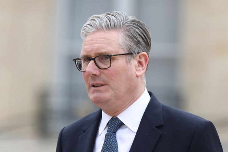 El primer ministro británico, Keir Starmer, sale de una reunión virtual multilateral en una conferencia de prensa en el Palacio del Eliseo en París, el viernes 17 de abril de 2026 (Tom Nicholson/Pool foto via AP)