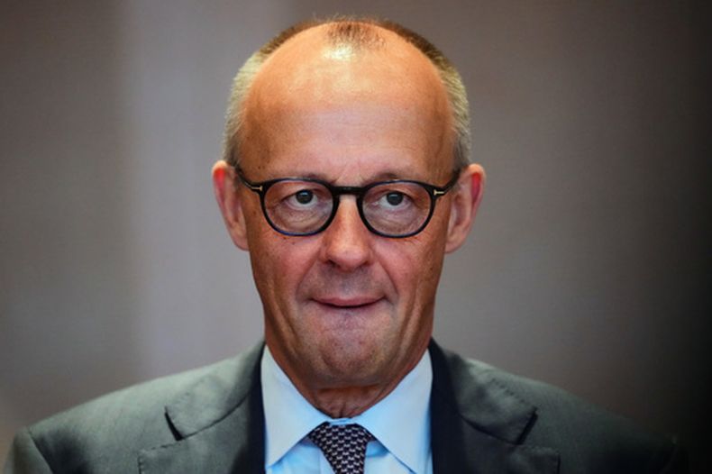 El canciller alemán, Friedrich Merz, llega a una reunión del gobierno en la Cancillería en Berlín, Alemania, el miércoles 16 de septiembre de 2026. (AP Foto/Markus Schreiber)