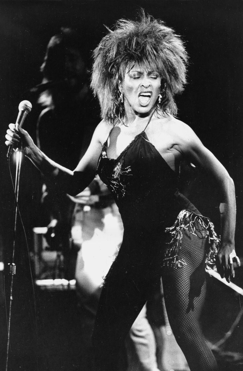 ARCHIVO - Tina Turner interpreta su éxito actual Whats Love Got to Do With It en Los Ángeles el 2 de septiembre de 1984. Turner, la imparable cantante y artista, murió el miércoles después de una larga enfermedad en su casa en Küsnacht, cerca de Zúrich, Suiza, según su mánager. Tenía 83 años. (Foto AP/Phil Ramey, archivo)