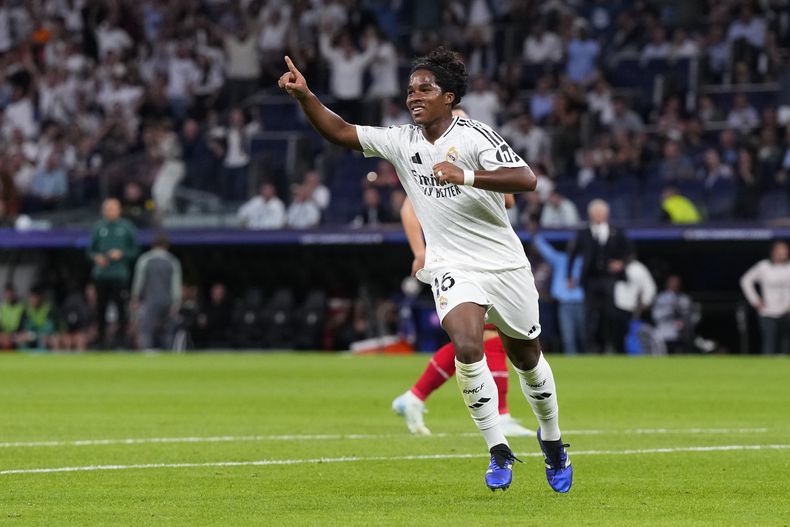 El brasileño Endrick, del Real Madrid, festeja tras anotar ante el Stuttgart en el partido de la Liga de Campeones, el martes 17 de septiembre de 2024 (AP Foto/Manu Fernández)