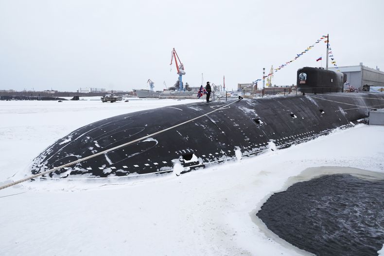 El recién construido submarino nuclear Emperador Alejandro III se prepara para entrar en servicio durante la visita del presidente ruso Vladímir Putin al astillero Sevmash, en Severodvinsk, Rusia, el lunes 11 de diciembre de 2023. (Mikhail Klimentyev, Sputnik, Kremlin Pool Photo vía AP)