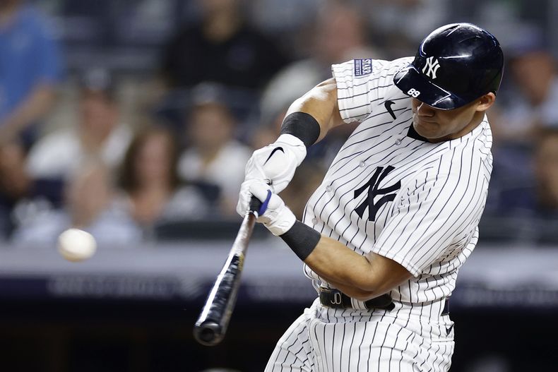 El dominicano Jasson Domínguez, de los Yanquis de Nueva York, conecta un jonrón en el encuentro del miércoles 6 de septiembre de 2023, ante los Tigres de Detroit (AP Foto/Adam Hunger)