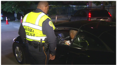 policia de miami establece punto de control para detectar conductores ebrios