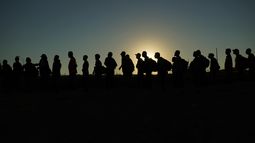 ARCHIVO - Migrantes que cruzaron el río Bravo (o Grande) y entraron sin autorización a Estados Unidos desde México forman una fila para ser procesados por la Oficina de Aduanas y Protección Fronteriza, el 23 de septiembre de 2023, en Eagle Pass, Texas. (AP Foto/Eric Gay, archivo)