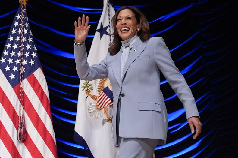 La candidata presidencial demócrata, Kamala Harris, llega para hablar en la conferencia de líderes del Instituto del Caucus Hispano del Congreso (CHCI), el miércoles 18 de septiembre de 2024, en Washington. (Foto AP/Jacquelyn Martin)