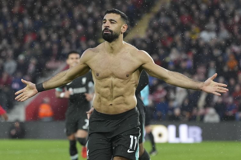 Mohamed Salah celebra tras anotar un gol para Liverpool ante Southampton en el partido de la Liga Premier, el domingo 24 de noviembre de 2024, en Southampton. (AP Foto/Sean Ryan)
